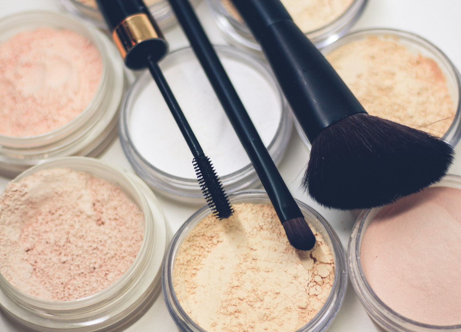 Face-Powder-for-Oily-&-Combination-Skin-by-SkynelleBeauty Shop, providing long-lasting-matte-finish-and-oil-control-for-flawless-complexion