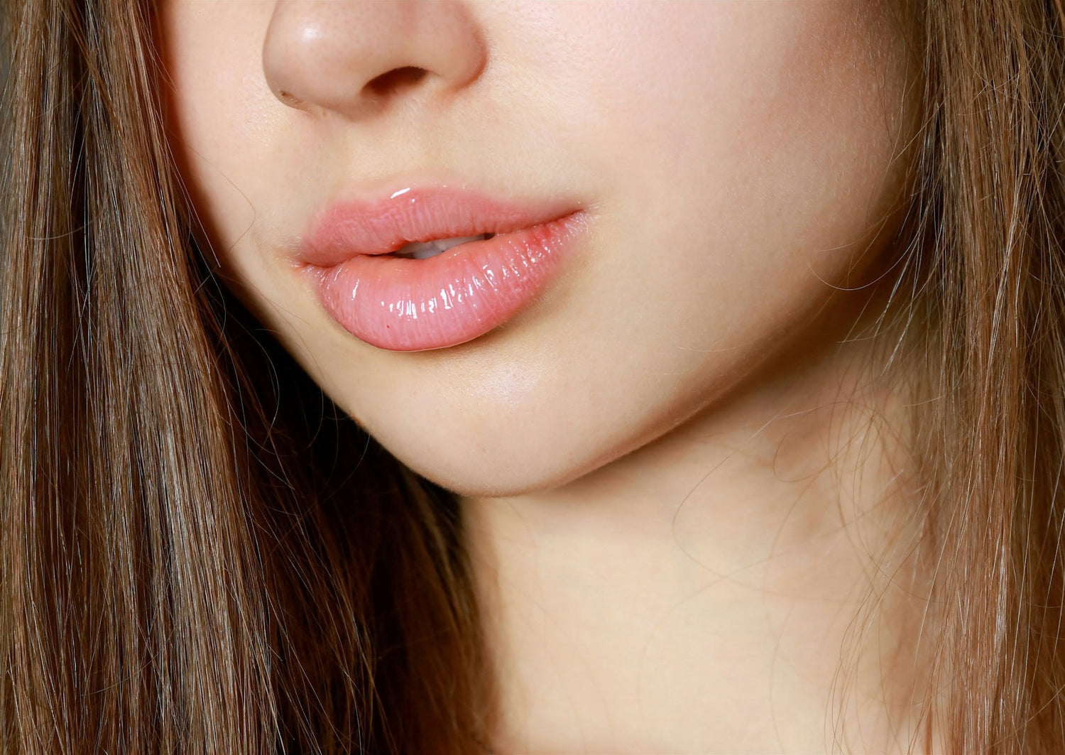 Glossy-lip-shine-with-radiant-finish–SkynelleBeauty-Shop