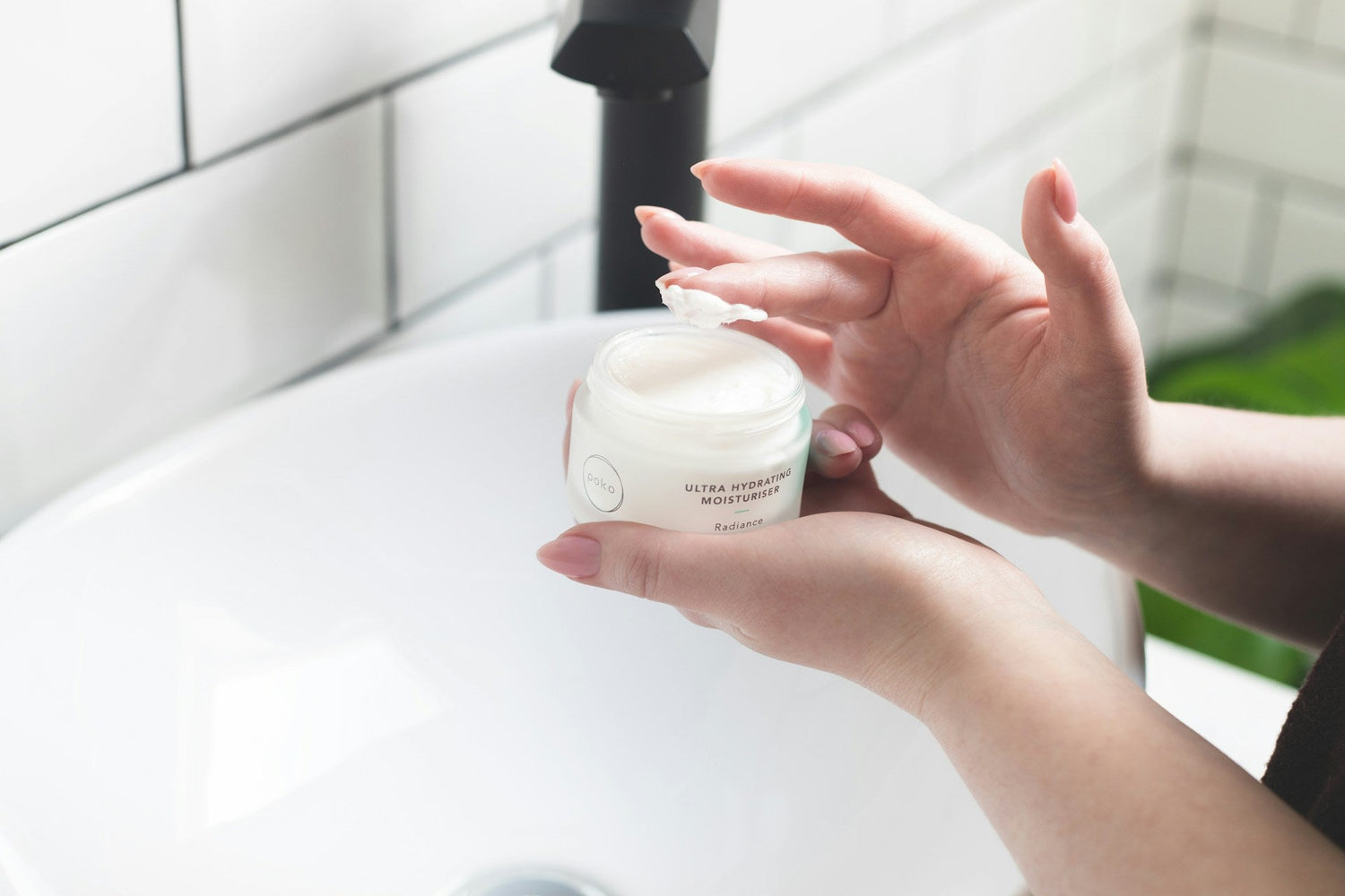 Hydrating-face-lotion-for-dry-and-sensitive-skin-from-SkynelleBeauty-Shop–lightweight-and-non-greasy-moisturizer.