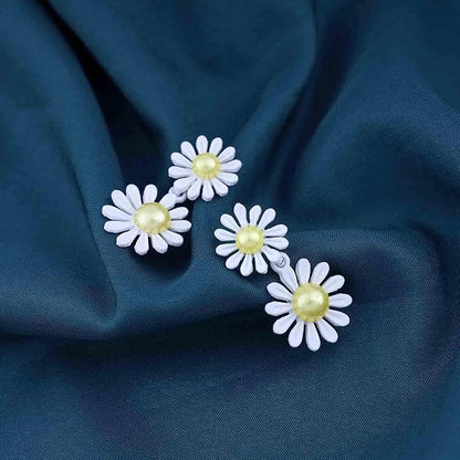 Vintage Resin Daisy Flower Earrings White